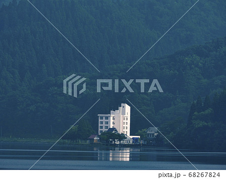 自然風景建物写真 鏡のような湖水に浮かぶ秋田県田沢湖の白亜のホテル 湖に浮かぶ白いホテル の写真素材 6674