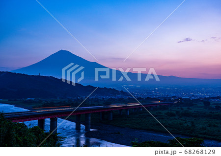 (静岡県)富士川SAから望む富士山夜明け (静岡県)富士川SAから望む富士山夜明け 68268129