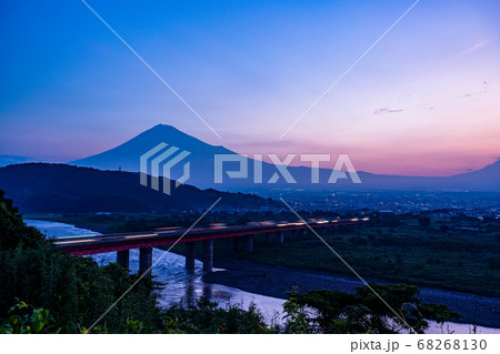 (静岡県)富士川SAから望む富士山夜明け (静岡県)富士川SAから望む富士山夜明け 68268130