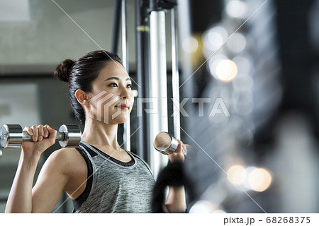 ジム　女性　ポートレート 68268375