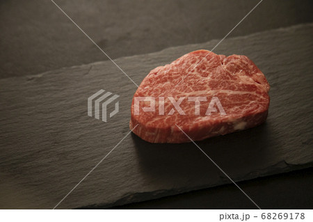 スレートに乗せた生の牛フィレステーキ 68269178