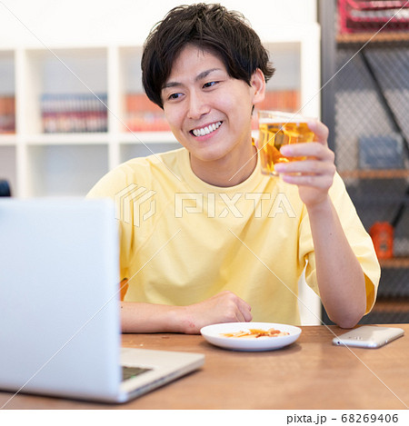 オンライン飲み会 ビールを飲む若い男性 オンライン飲み会 ビールを飲む若い男性 68269406