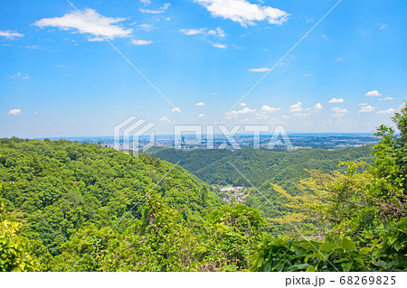 高尾山 初夏の登山道 稲荷山コース あずま屋から東京都心方面の眺望 高尾山 初夏の登山道 稲荷山コース あずま屋から東京都心方面の眺望 68269825