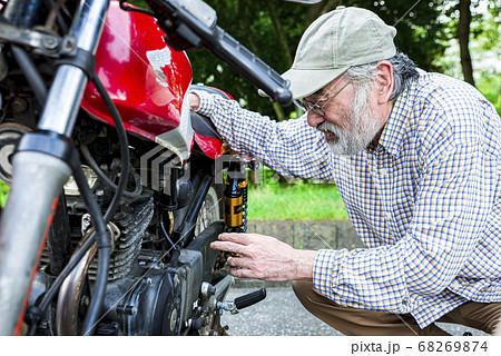 バイクライフ　バイクを整備するシニアライダー 68269874