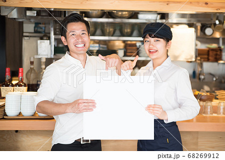 撮影協力 檸檬食堂(神田)ホワイトボード 店員 男女 飲食業 撮影協力 檸檬食堂(神田)ホワイトボード 店員 男女 飲食業 68269912