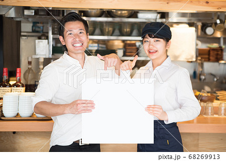 撮影協力　檸檬食堂（神田）ホワイトボード　店員　男女　飲食業 68269913