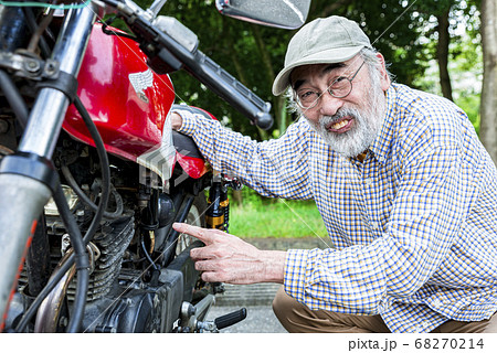バイクライフ　バイクを整備するシニアライダー 68270214