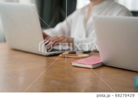 アクリルパーティション越し、感染対策、ソーシャルディスタンス アクリルパーティション越し、感染対策、ソーシャルディスタンス 68270429