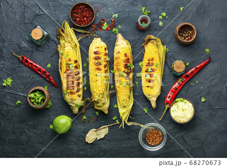 Grilled corn cobs 68270673