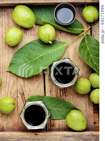 Unripe walnut tincture 68271090