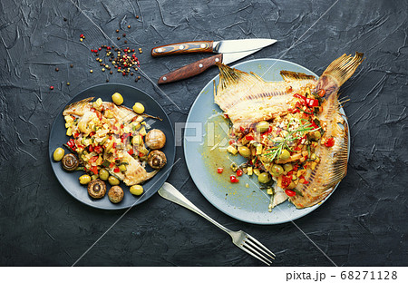 Fried plaice with vegetables 68271128