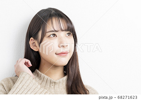 明日を見つめる女性 68271623