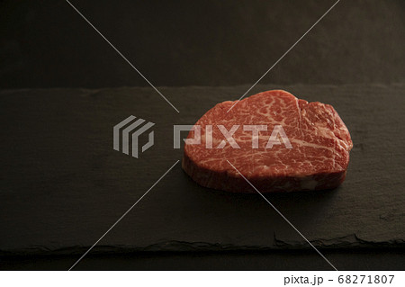 黒スレートに乗せた生の牛フィレステーキ 68271807