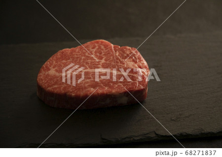 黒スレートプレートに乗せた生の肉厚牛フィレステーキ 68271837