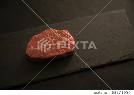 黒スレートプレートに乗せた生の肉厚牛フィレステーキ 黒スレートプレートに乗せた生の肉厚牛フィレステーキ 68271950
