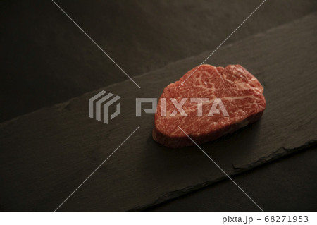 黒スレートプレートに乗せた生の肉厚牛フィレステーキ 黒スレートプレートに乗せた生の肉厚牛フィレステーキ 68271953