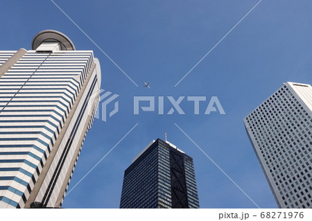 高層ビルと飛行機 高層ビルと飛行機 68271976