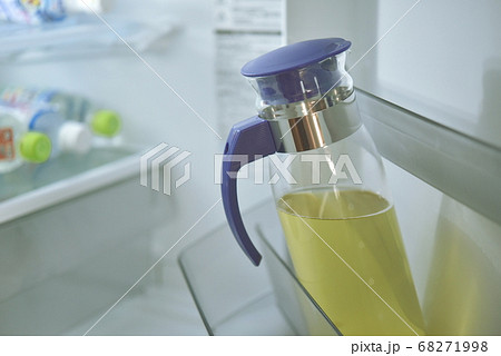 冷蔵庫の飲み物 68271998