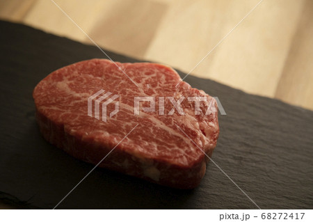 黒スレートプレートに乗せた生の牛フィレステーキ 黒スレートプレートに乗せた生の牛フィレステーキ 68272417