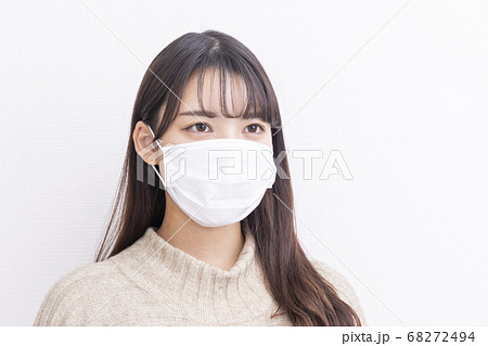 コロナ対策でマスクをする女性 68272494