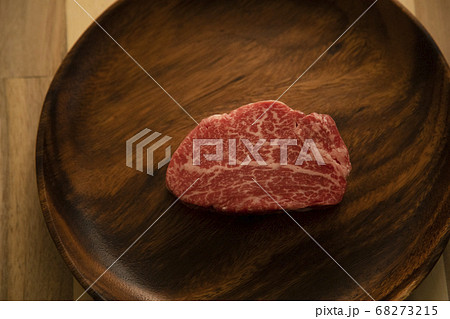 アカシアプレートにのせた生の肉厚牛フィレステーキ アカシアプレートにのせた生の肉厚牛フィレステーキ 68273215
