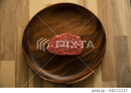 アカシアプレートにのせた生の肉厚牛フィレステーキ アカシアプレートにのせた生の肉厚牛フィレステーキ 68273217