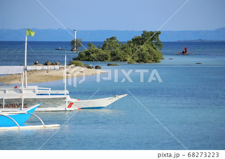 解放的な青空の海辺で自粛生活を吹き飛ばし南国気分に浸る 68273223