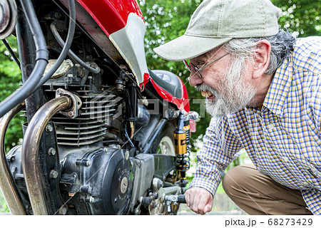 バイクライフ　バイクを整備するシニアライダー 68273429