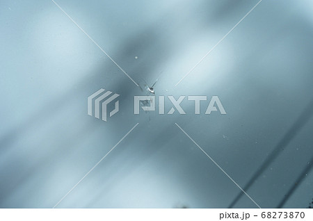 車のフロントガラスにできたキズ 飛び石 の写真素材
