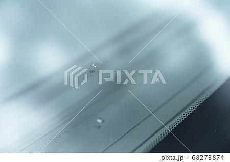 車のフロントガラスにできたキズ(飛び石) 車のフロントガラスにできたキズ(飛び石) 68273874