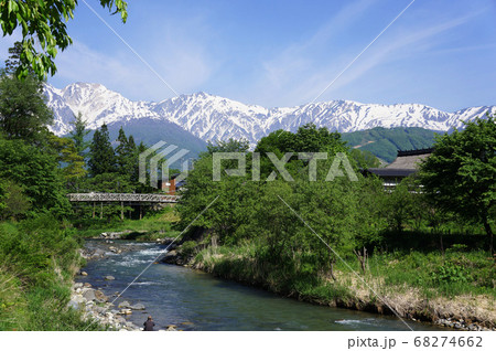 北アルプス白馬三山と姫川大出の吊橋 68274662