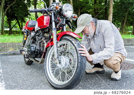 バイクライフ　バイクを整備するシニアライダー 68276024