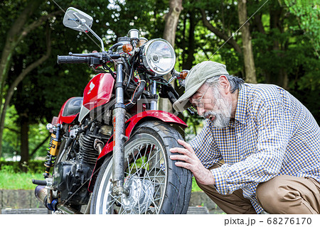 バイクライフ　バイクを整備するシニアライダー 68276170
