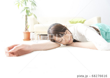 床に寝転ぶ女性 床に寝転ぶ女性 68276616