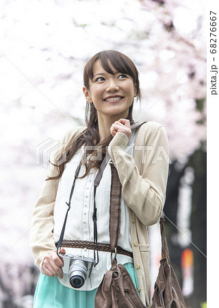 桜並木を歩く女性 桜並木を歩く女性 68276667