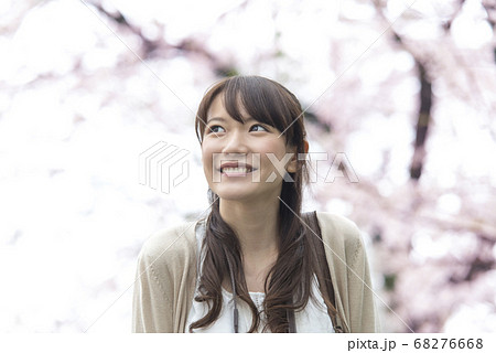 桜並木を歩く女性 68276668