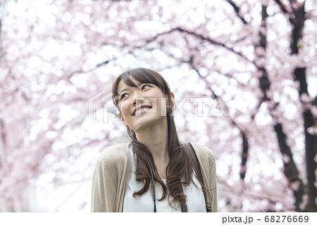 桜並木を歩く女性 桜並木を歩く女性 68276669