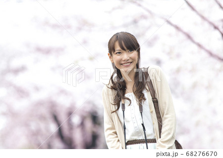 桜並木を歩く女性 桜並木を歩く女性 68276670