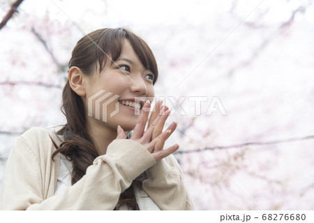 桜と女性 桜と女性 68276680