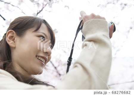 桜の写真撮影する女性 桜の写真撮影する女性 68276682