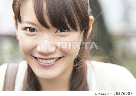 笑顔の女性 笑顔の女性 68276687