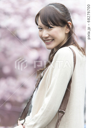 花見をする女性 花見をする女性 68276700
