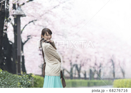 花見をする女性 花見をする女性 68276716