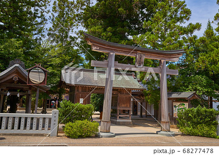 縁結びの神様 松江市八重垣神社の大鳥居と随神門 68277478