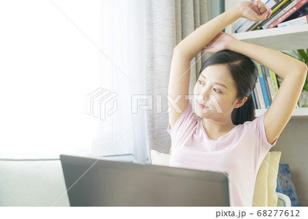 A woman who operates a personal computer at home 68277612