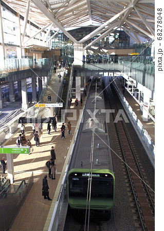 高輪ゲートウェイ駅に到着する山手線 高輪ゲートウェイ駅に到着する山手線 68278048