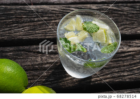 ライムとライム水の写真素材