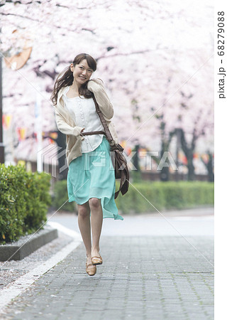 桜並木を歩く女性 桜並木を歩く女性 68279088