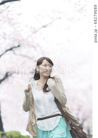 桜並木を歩く女性 桜並木を歩く女性 68279089