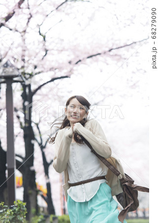 桜並木を歩く女性 桜並木を歩く女性 68279090